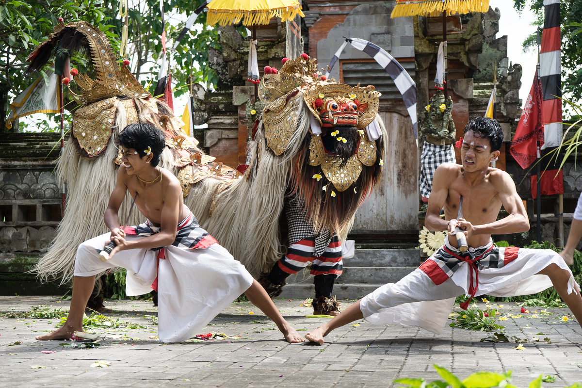 ubud tour with barong and kriss dance performance at batubulan village